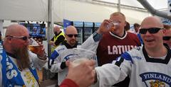 Latvijas hokeja fani Helsinkos. Pirms un pēc mača ar Krieviju