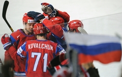 Krievija turpina uzvaru sēriju pasaules čempionātā un sakauj ASV; Kanāda sagrauj norvēģus