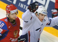 PČ hokejā: Francija sensacionāli pārtrauc Krievijas 13 uzvaru sēriju pasaules čempionātos; čehi tikai bullīšos uzvar Dāniju