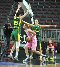 Basketbolistes rozā lentītes spēlē Arēnā Rīga pārspēj Lietuvu