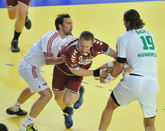 Latvijas handbola izlase pēc pirmā puslaika uzvar Ungāriju