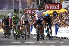 Kavendišs uzvar kritiena ietekmētā Tour de France piektajā posmā; Smukulim - 38.vieta