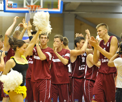 Latvijas U-18 basketbolisti nervozā galotnē salauž Anglijas pretestību; ceturtdaļfinālā pret Lietuvu