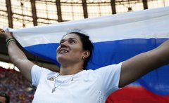 Krievijas vesera metēja Lisenko ar otru visu laiku labāko rezultātu triumfē pasaules čempionātā; Farahs uzvar arī 5000 m skrējienā