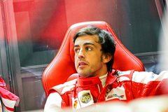 F-1 pilots Alonso no bankrota izglābj spāņu riteņbraukšanas komandu