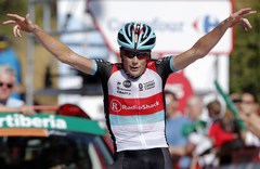 Horners uzvar Vuelta Espana desmitajā posmā, kļūstot par jauno kopvērtējuma līderi