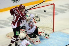 Rīgas  Dinamo  neizmanto daudzās iespējas un piekāpjas Kazaņas  Ak Bars  hokejistiem