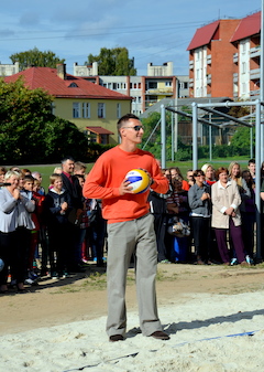 Olimpiskais bronzas medaļnieks Pļaviņš Valmierā atklāj jaunu pludmales volejbola laukumu