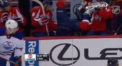 Noskaties: NHL hokejists pēc spēka paņēmiena attopas uz rezervistu soliņa