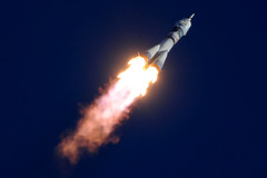 Krievija vairāk nekā 40 reizes nodzisušo olimpisko lāpu nogādā kosmosā