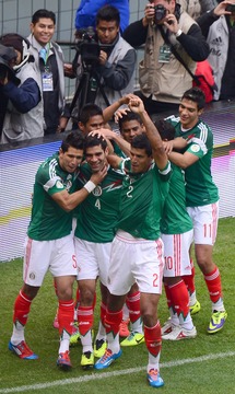 Meksikas un Urugvajas futbola izlases nonāk soļa attālumā no kvalificēšanās Pasaules kausam