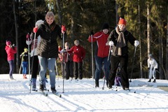 FOTO: Siguldā ar topošo māmiņu slēpojumu atklāj jauno saldēto slēpošanas trasi