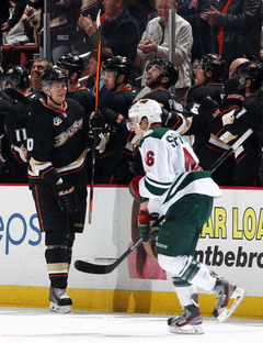 Ducks snaiperis Perijs gūst vārtus septītajā NHL spēlē pēc kārtas (VIDEO)
