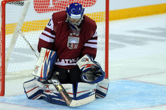 Latvijas U-20 hokejisti ar  sauso  uzvaru sāk cīņu par atgriešanos elites divīzijā