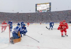 VIDEO: NHL Ziemas klasikā Toronto 105 tūkstošu skatītāju klātbūtnē bullīšos uzveic Detroitu