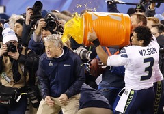 FOTO: Sietlas Seahawks futbolisti pirmo reizi triumfē tradicionālajā Super Bowl spēlē