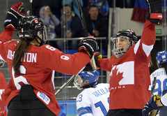 Galvenās favorītes Kanāda un ASV sasniedz olimpiskā sieviešu hokeja turnīra pusfinālu