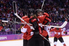 Kanādas hokejistes pēdējās minūtēs atspēlē divu vārtu deficītu, izcīnot ceturto zeltu pēc kārtas