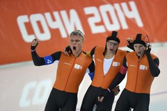 Nīderlandes ātrslidotāji ar olimpisko rekordu uzvar komandu iedzīšanas sacensībās