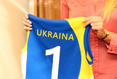 FOTO: Cēsu basketbolistes spēlēs Ukrainas karoga krāsas formās
