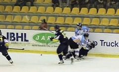 VIDEO: Ārkārtīgi rupjš spēka paņēmiens Latvijas hokeja čempionātā