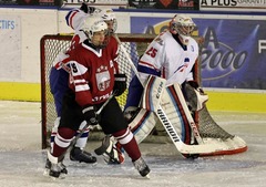 FOTO: Latvijas U-18 hokejisti ar uzvaru pietuvojas mērķim atgriezties elitē