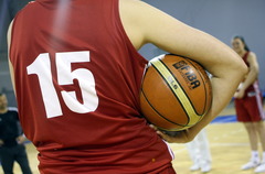 Latvijas basketbolistes pārbaudes spēļu ciklu sāk ar uzvaru