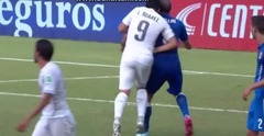 VIDEO: FIFA jāskaidro, vai futbolistu sodīt par košanu pretiniekam