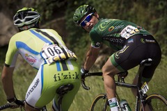 VIDEO: Tour de France dalībnieks distances vidū panāk līdzjutēja atvainošanos