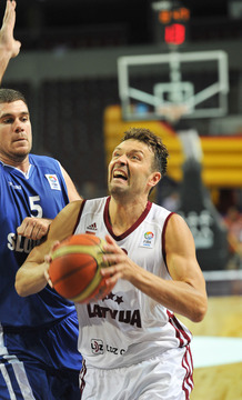 FOTO: Latvijas vīriešu basketbola izlase pārliecinoši uzvar Slovākiju