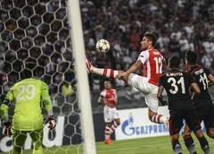 Londonas Arsenal pirmajā UEFA Čempionu līgas play-off spēlē cīnās neizšķirti ar turku Bešiktaš