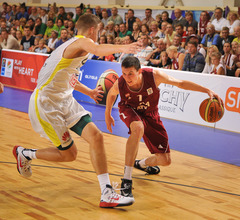 FOTO:Latvijas U-16 basketbolisti principiālā cīņā piekāpjas Lietuvai