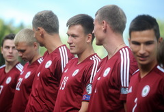 FOTO: Latvijas futbola izlases treniņš un kopīgā fotografēšanās