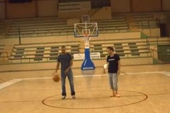 VIDEO: Pazīstams jokdaris basketbola laukumā izaicina NBA superzvaigzni Pārkeru