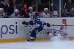 VIDEO: Karsums izslēdz KHL rezultatīvāko hokejistu Mozjakinu
