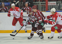 FOTO: Rīgas Dinamo pēcspēles metienos piekāpjas Vitjaz