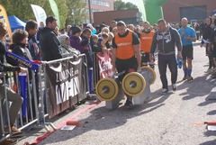 VIDEO: Kā latvietis pasaules rekordu čemodānu nešanā uzstādīja