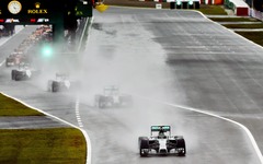 Hamiltons uzvar lietus un Bjanki avārijas ietekmētajās sacīkstēs Japānā