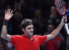 Federers atspēlē četras mačbumbas un sasniedz sezonas noslēguma turnīra finālu