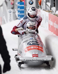 Latvijas bobslejisti naktī uz sestdienu aizvada PK divnieku sacensības Kalgari