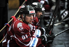 Rīgas hokejisti dramatiskā cīņā revanšējas Almaz komandai