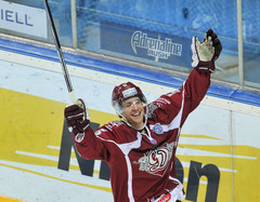 Ābolam pirmie vārti KHL, Rīgas Dinamo svin svarīgu uzvaru Čerepovecā