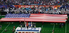 FOTO: Krāšņā Super Bowl futbola izrāde ASV