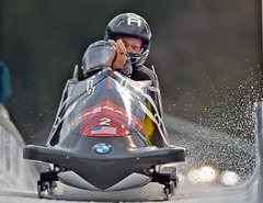 Titulētā amerikāņu bobslejiste Mejersa-Teilore līdere pēc pasaules čempionāta pirmajiem diviem braucieniem