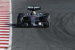 Mercedes piloti pārliecinoši ātrākie F-1 sezonas pirmajos treniņbraucienos