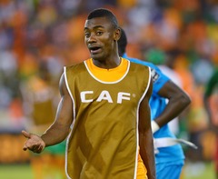 Kotdivuāras izlases futbolistam Kalū draud brangs sods par Berlīnes mūra bojāšanu ar āmuru un kaltu