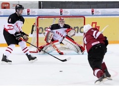 Latvijas U-18 hokejisti iemet sešus vārtus Kanādai, bet zaudē