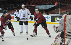 Dienas FOTOREPORTĀŽA: Latvijas izlase treniņā gatavojas spēlei ar Zviedrijas hokejistiem