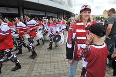 FOTO: Mundri un atraktīvi - Latvijas izlases fani dodas vērot spēli ar Zviedriju