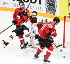 PČ hokejā: Šveice pirms mača ar Latviju izcīna ļoti grūtu uzvaru